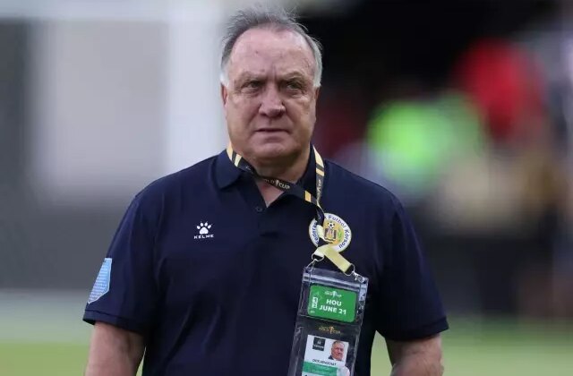 Dick Advocaat, Dünya Kupası’na götürerek ülke tarihine geçtiği takımdan istifa etti