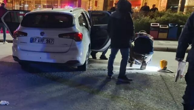 Dinlenme tesisinde 5 gündür park halinde olan otomobilden ceset çıktı