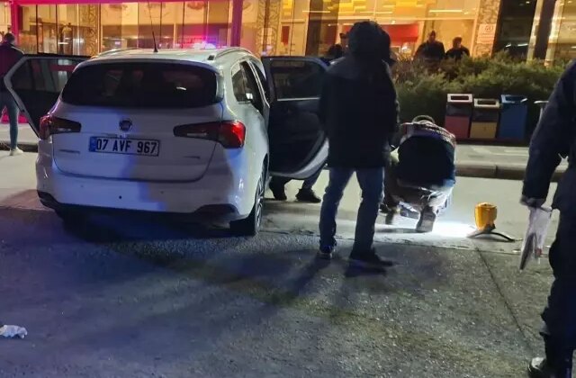 Dinlenme tesisinde 5 gündür park halinde olan otomobilden ceset çıktı