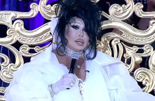 Diva Bülent Ersoy, iftar davetine katıldığı elbiseyle dikkat çekti