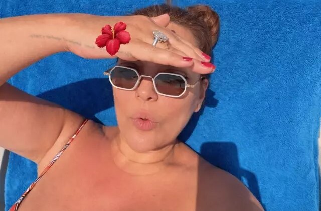 Dubai’de tatil yapan Demet Akalın’ın dev tektaşı gündem oldu