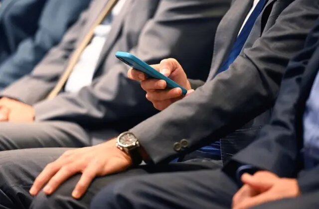 Ekonomik kriz nedeniyle vekillerin emekli maaşını kaldırdılar