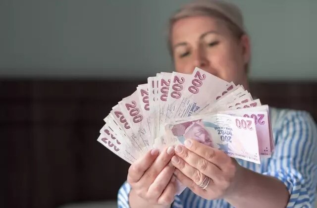 Emeklilerin beklediği ödemeler hesaplara yattı