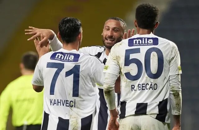 Emre Belözoğlu muradına erdi! 5 gollü Haliç derbisinde kazanan Kasımpaşa