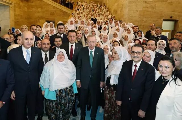 Erdoğan, Belediye Başkanı Güneş ile beraberindeki kadınlarla hatıra fotoğrafı çektirdi