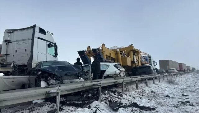 Erzurum’da çok sayıda aracın karıştığı zincirleme trafik kazası meydana geldi