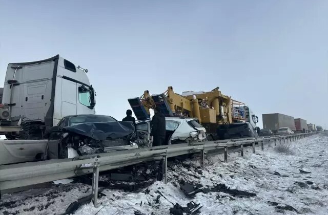 Erzurum’da çok sayıda aracın karıştığı zincirleme trafik kazası meydana geldi