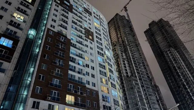 Esenyurt’ta bir rezidansın koridorunda 2 kişi silahla vurulmuş halde ölü bulundu