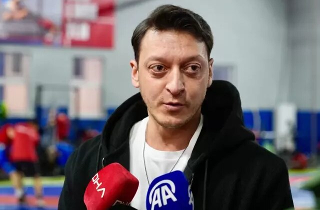 Eski Futbolcu Mesut Özil’den şampiyonluk tahmini: Galatasaray, Avrupa’da yorulacağı için Fenerbahçe şampiyon