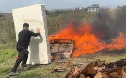 Kontrol etmek için eve gitti, eşyaları görür görmez şok oldu! Hepsini ateşe verdi