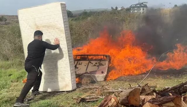 Kontrol etmek için eve gitti, eşyaları görür görmez şok oldu! Hepsini ateşe verdi
