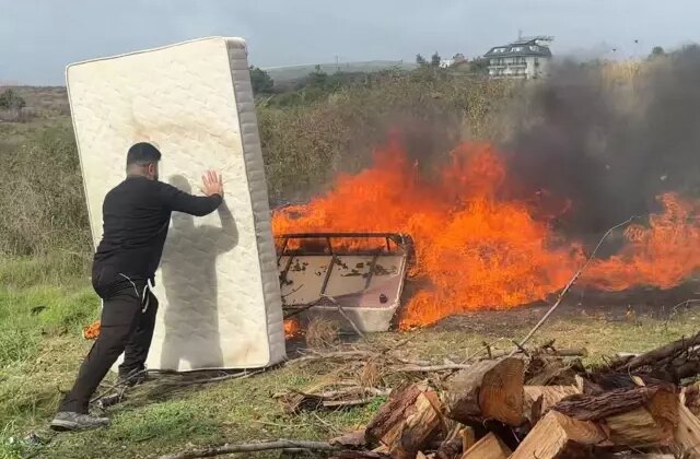 Kontrol etmek için eve gitti, eşyaları görür görmez şok oldu! Hepsini ateşe verdi