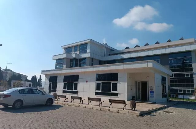 İzmir’de evinin önünde silahlı saldırıya uğrayan genç hayatını kaybetti