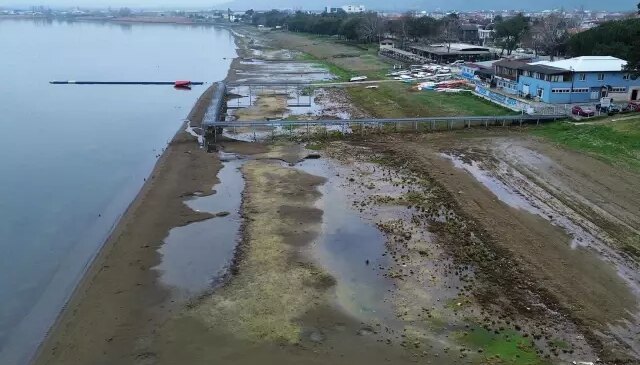 Fabrikaların tonlarca su çektiği İznik Gölü 200 metre çekildi