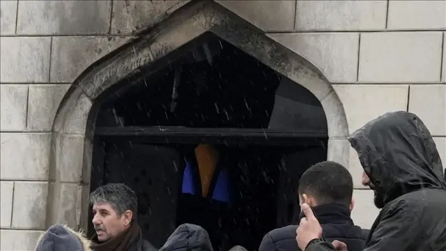 Filistin topraklarını gasbeden İsrailliler, Batı Şeria’da bir caminin girişini yaktı