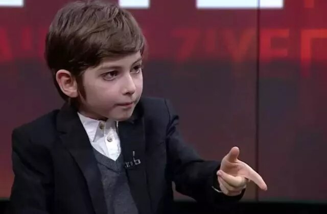 Filozof Atakan uzun bir aradan sonra yeni imajıyla görüntülendi