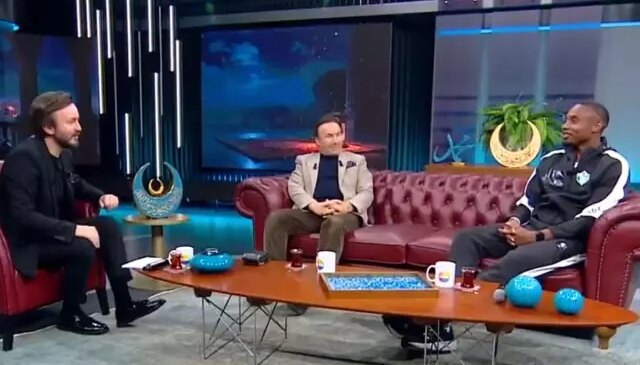 Fode Koita’dan canlı yayında “Kabe’de Hacılar” performansı