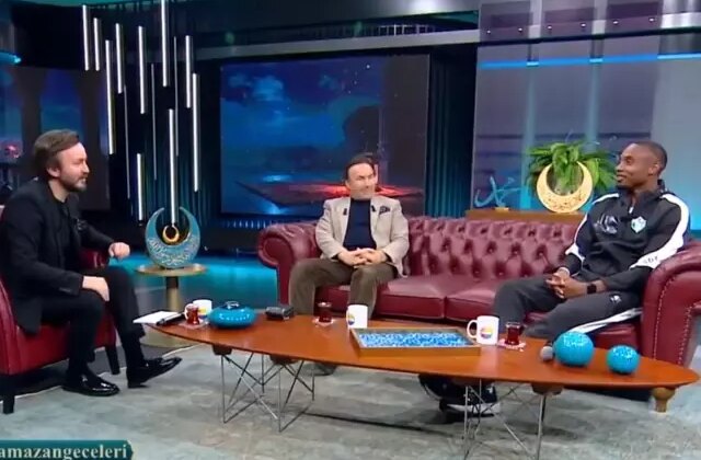 Fode Koita’dan canlı yayında “Kabe’de Hacılar” performansı