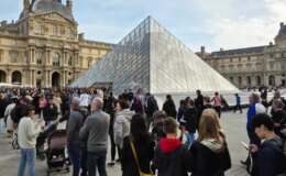 Fransa’daki Louvre Müzesi’nde “bilet dolandırıcılığı” şebekesi çökertildi