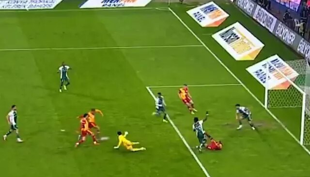 Galatasaray’ın golü VAR’dan döndü! Saniyeler sonrası olay paylaşım