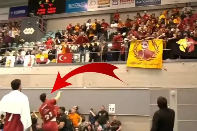 galatasaray in yildizi kendi taraftarina sise 19563043 5147 o