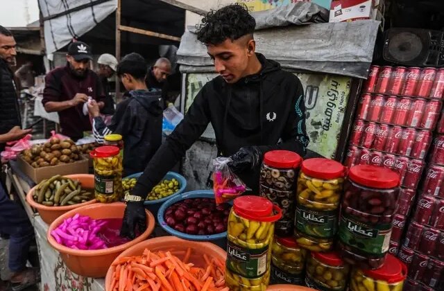 Gazze’de Ramazan hareketliliği: Pazar yerindeki Coca-Cola kolileri dikkat çekti