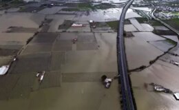 Gediz Nehir taştı; su altında kalan ova dronla görüntülendi