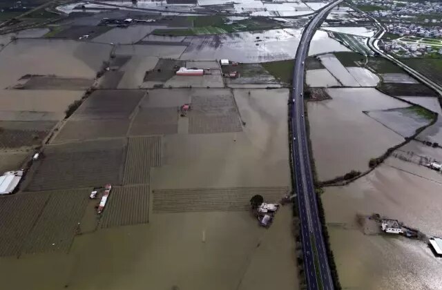 Gediz Nehir taştı; su altında kalan ova dronla görüntülendi