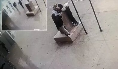 Görüntü Türkiye’den! Fırtına şiddetlenince Atatürk büstüne koştular