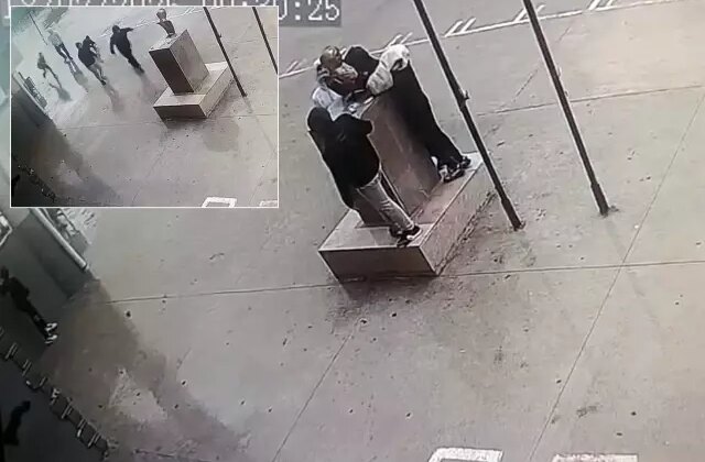 Görüntü Türkiye’den! Fırtına şiddetlenince Atatürk büstüne koştular