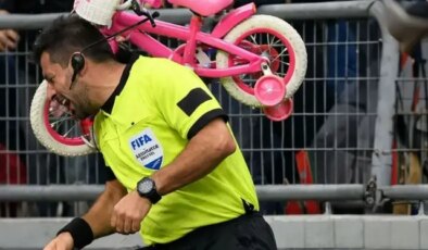 Görüntüler ortaya çıktı! Tribünden hakeme skuter attılar, o anlar kamerada