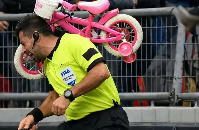 Görüntüler ortaya çıktı! Tribünden hakeme skuter attılar, o anlar kamerada