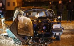 İki otomobilin kağıt gibi ezildiği ölümlü kaza kamerada