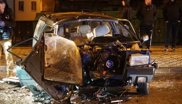 İki otomobilin kağıt gibi ezildiği ölümlü kaza kamerada