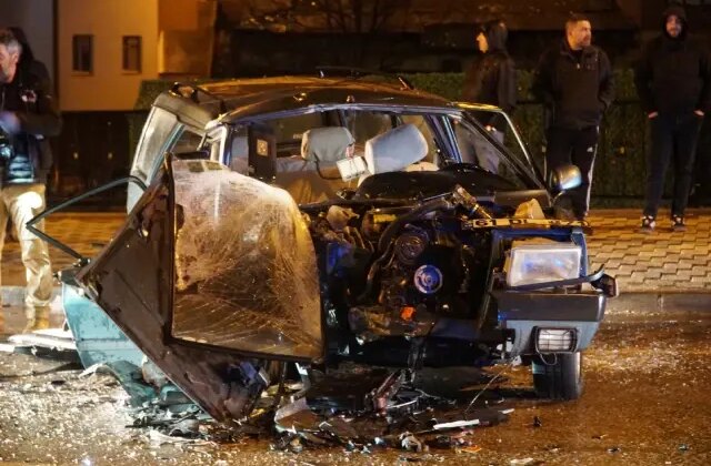 İki otomobilin kağıt gibi ezildiği ölümlü kaza kamerada