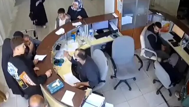 Devlet hastanesinde skandal: Engelli hastaya “Yobaz” dedi, oğluna kalem fırlattı