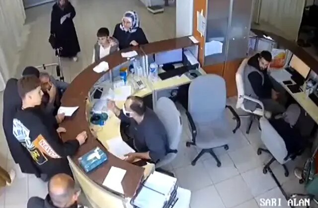 Devlet hastanesinde skandal: Engelli hastaya “Yobaz” dedi, oğluna kalem fırlattı