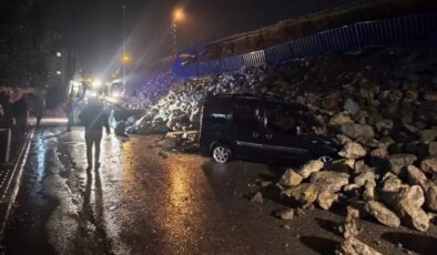 Hatay’da istinat duvarı park halindeki araçların üstüne devrildi