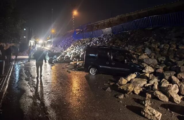 Hatay’da istinat duvarı park halindeki araçların üstüne devrildi