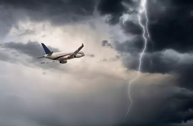 Havada büyük panik! Futbol takımını taşıyan uçak zorunlu iniş yaptı