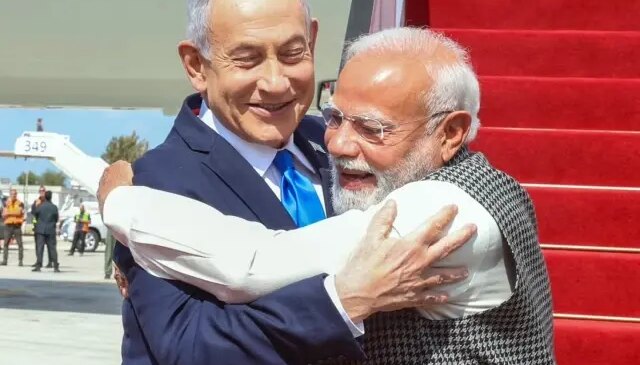 Hindistan Başbakanı Narendra Modi, uçaktan iner inmez Netanyahu’ya sarıldı