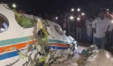 Hindistan’da ambulans uçak düştü! Kurtulan yok