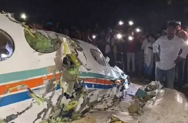 Hindistan’da ambulans uçak düştü! Kurtulan yok