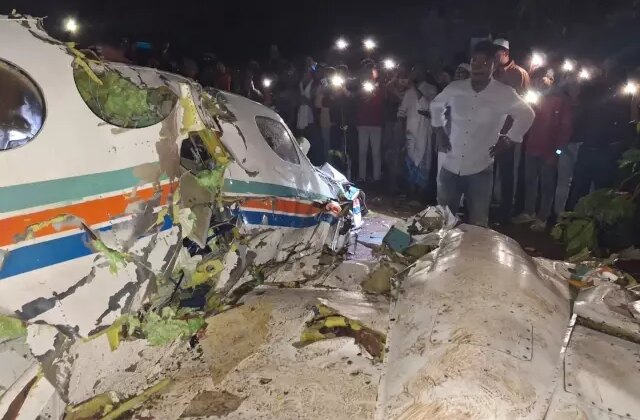 Hindistan’da 7 kişiyi taşıyan ambulans uçak düştü