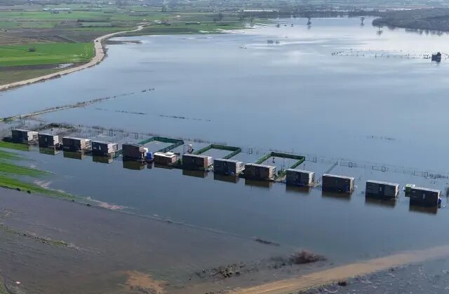 Yasak dinlemeyip ovaya yaptılar, gölün ortasında kala kaldılar