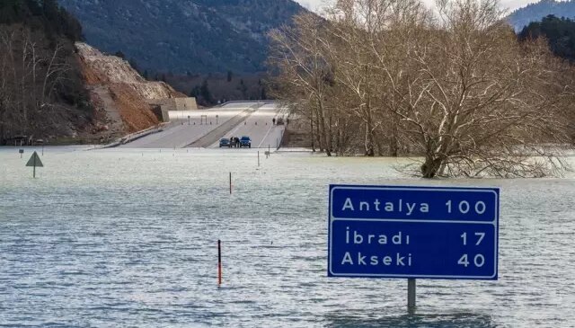 İki ili bağlayan yoldan günlerdir bu halde! Trafik levhaları bile suya gömüldü