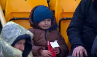 İngiliz ekibinden gözyaşlarına boğulan minik taraftara unutamayacağı jest