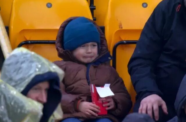 İngiliz ekibinden gözyaşlarına boğulan minik taraftara unutamayacağı jest