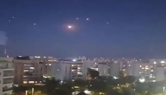 İran misilleme saldırısı başlattı, füzeler İsrail semalarını aydınlattı