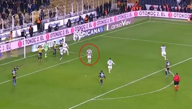 İrfan Can Kahveci’den maça damga vuran hareket